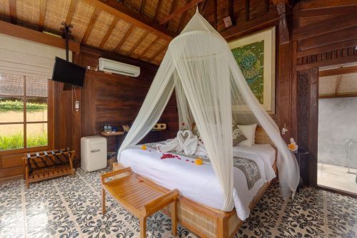 One-bedroom villa with canopy bed and garden window