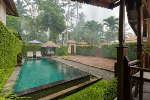 Private pool and lawn of the one-bedroom villa