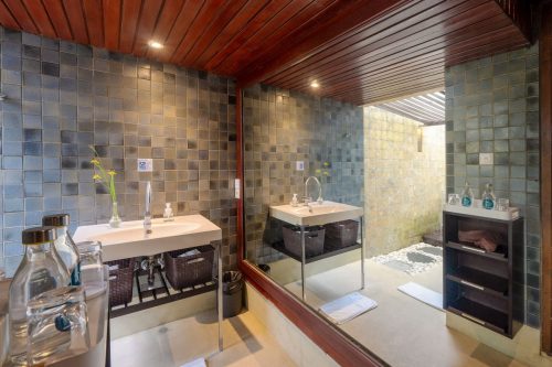 En-suite bathroom with twin basins