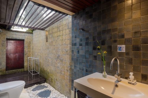 Semi-outdoor en-suite with stone tiles