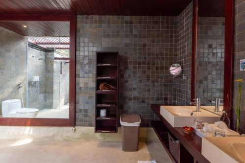 En-suite bathroom with shelving and mirror